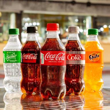 Coca Cola difende le bottiglie in plastica